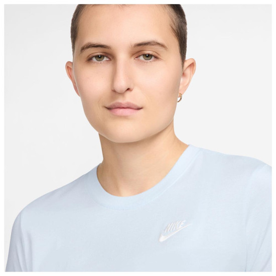 Nike Γυναικεία κοντομάνικη μπλούζα Sportswear Club Essentials Nike Γυναικεία κοντομάνικη μπλούζα Sportswear Club Essentials
